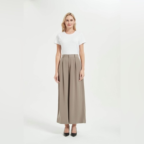 Pants - NWOT High-Waisted Tan Palazzo Pants Size M